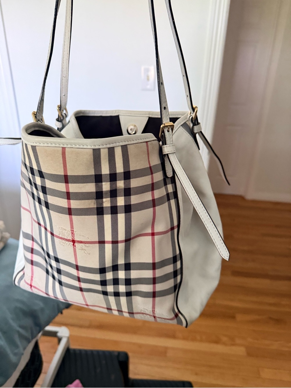Women’s Bags Subcategory Classification